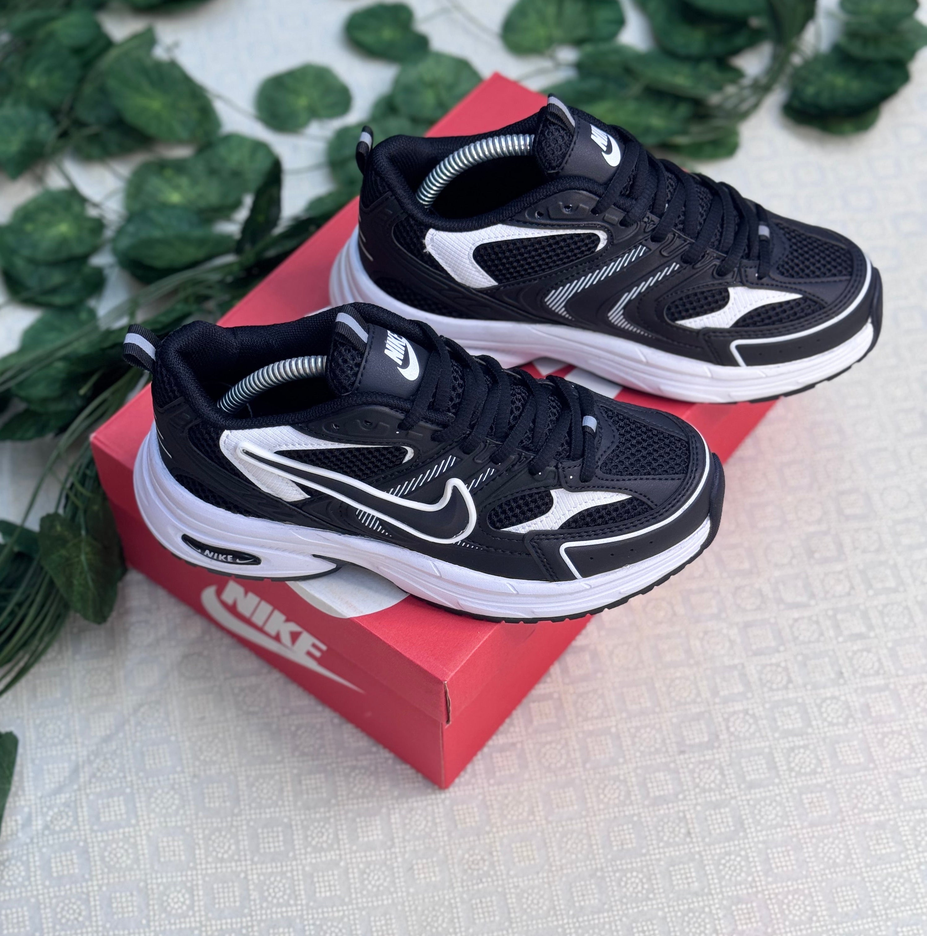 Nike V2K Run Siyah/Beyaz
