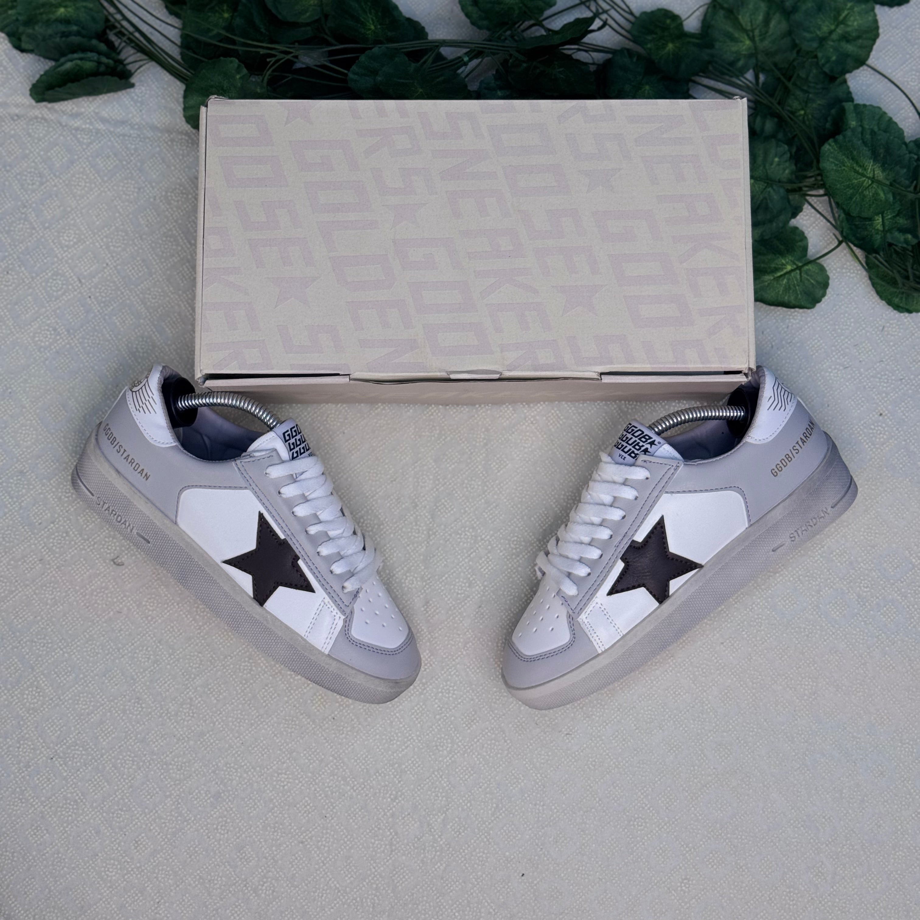Golden Goose Super-Star Beyaz Siyah Yıldız