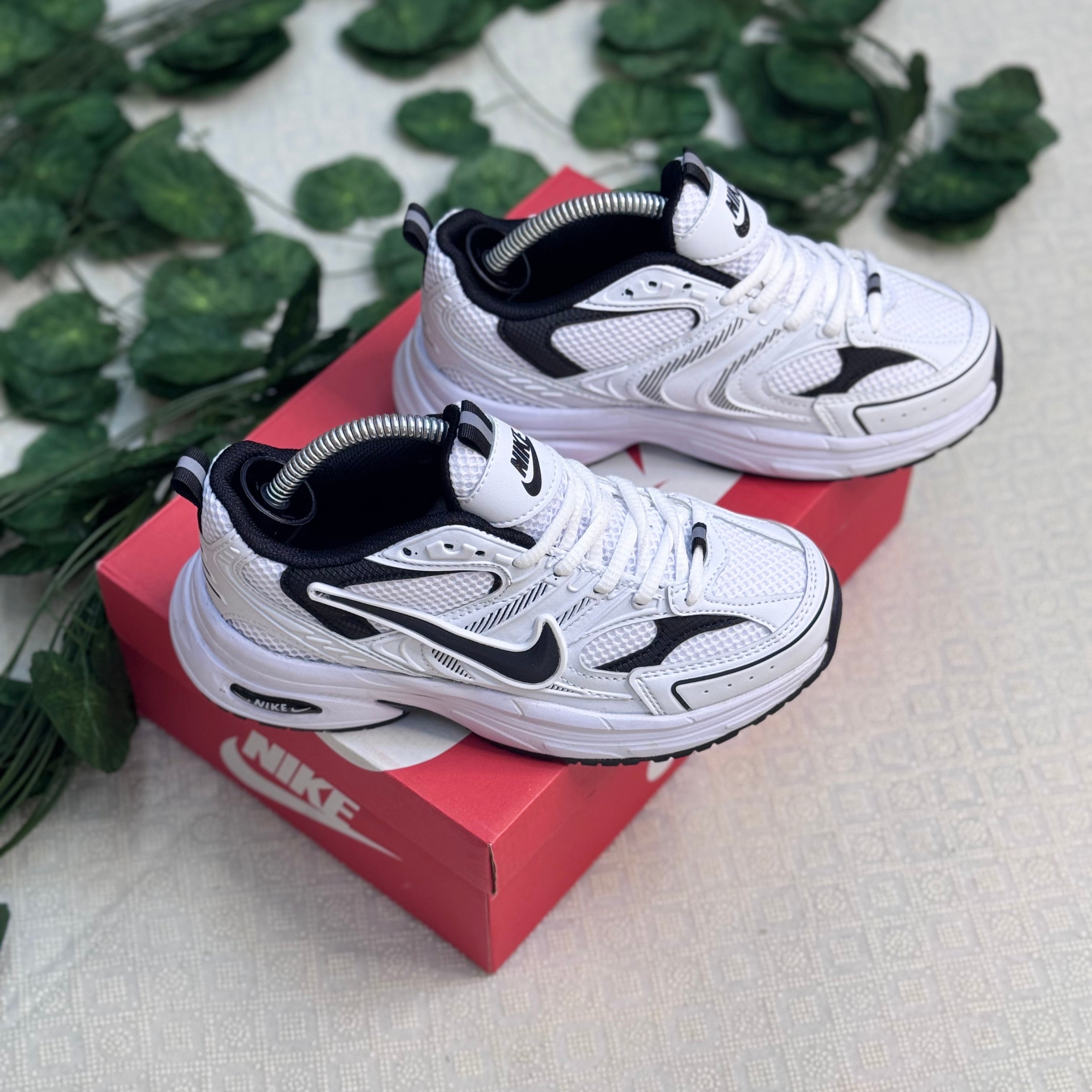 Nike V2K Run – Beyaz/Siyah