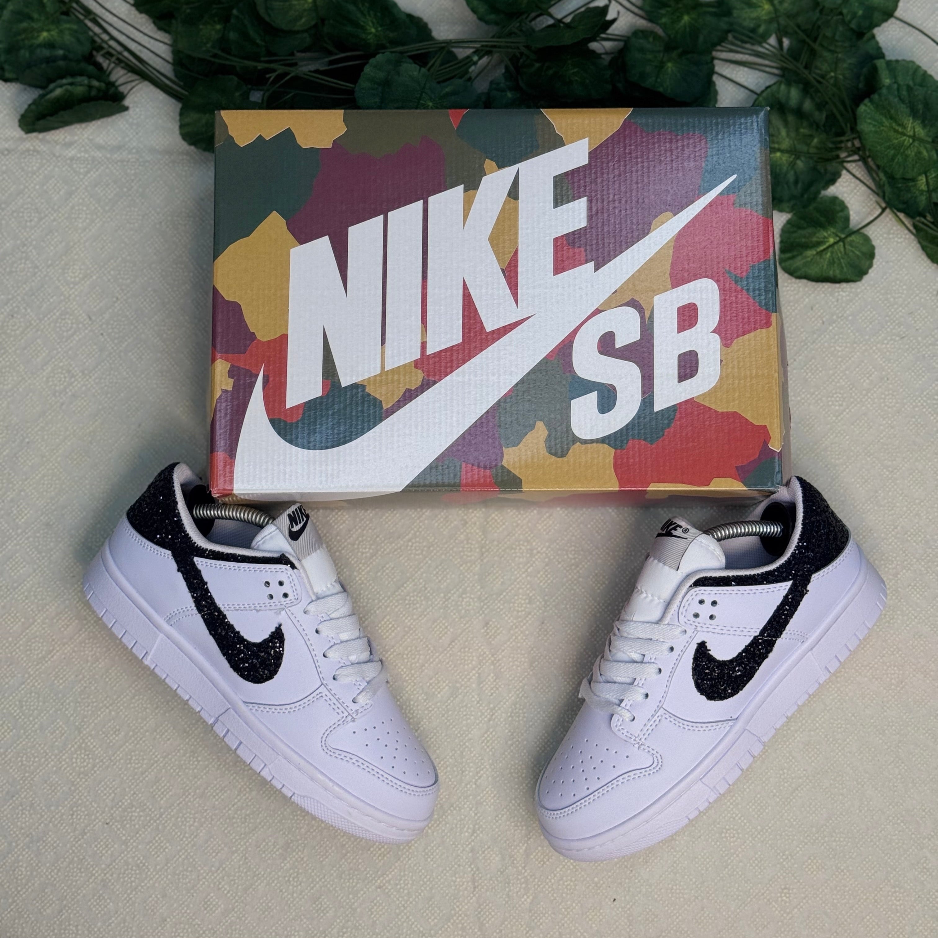 Nike SB Dunk Low Beyaz Siyah Simli