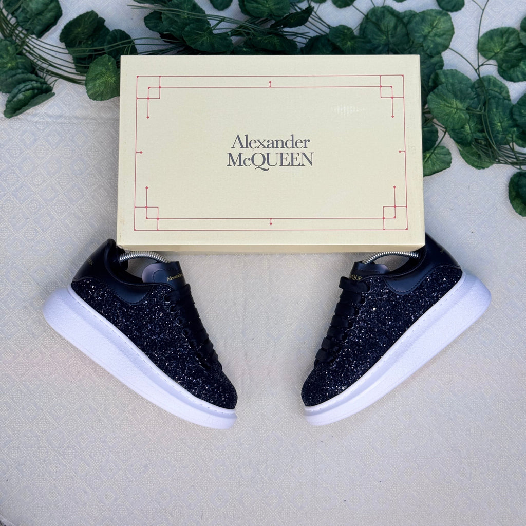 Alexander McQueen Oversized Sneaker – Lacivert Taşlı / Beyaz Taban Kadın